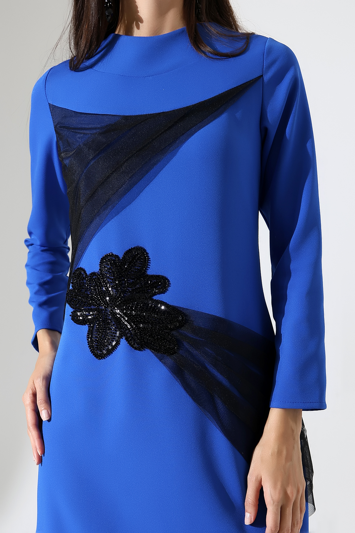Gros plan sur les détails d'une robe de soirée bleue